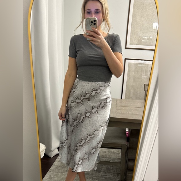 Gray Ribbed Women's Ruffle Hem Top - Picture 6 of 11